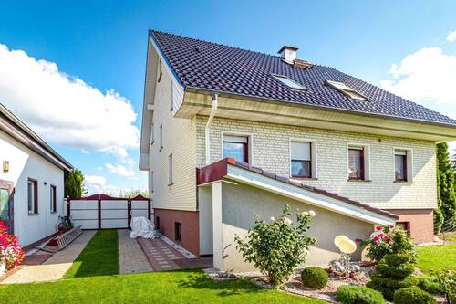 Hausansicht mit Kellerabgang - 