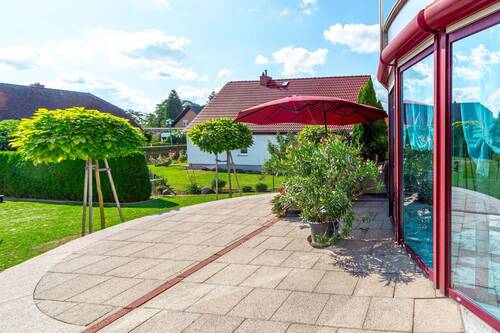 Große Halbrund-Terrasse am Wohnzimmer - 