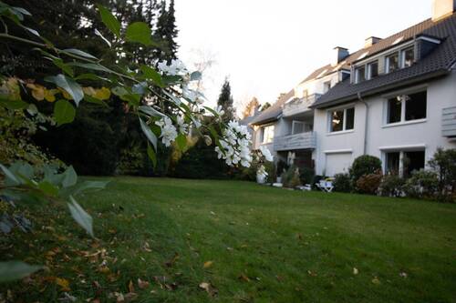 Aussenansicht Garten - Einziehen und Wohlfühlen: Renovierte 3-Zimmer-Wohnung in ruhiger Lage