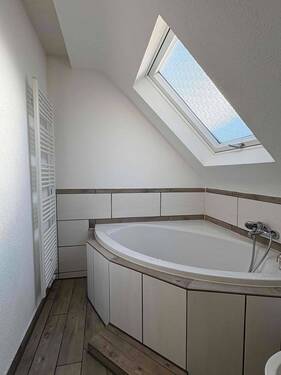 Tageslichtbad mit Wanne und Dusche - Haus für die kleine Familie - 279.000,00 EUR Kaufpreis, ca.  92,00 m² Wohnfläche