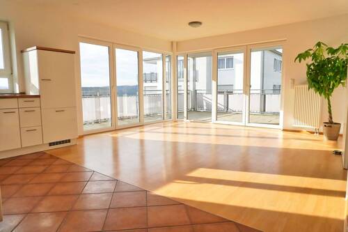 sonnendurchfluteter offener Wohn-Essbereich - Moderne 3-Zimmer-Wohnung am Eselsberg mit fantastischem Fernblick