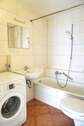 Bad mit Badewanne und Waschmaschinenanschluss - 