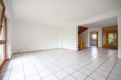 großzügiges Wohnzimmer - 