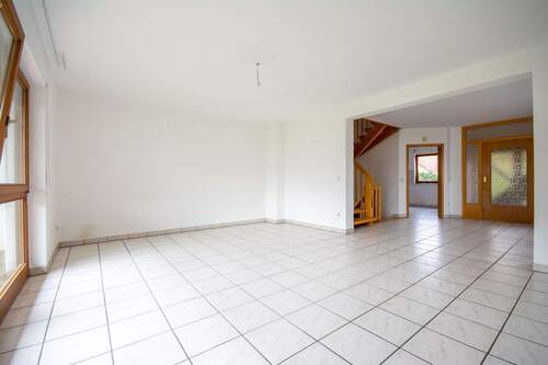 großzügiges Wohnzimmer - 