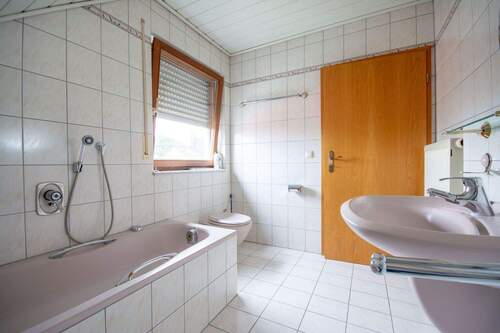 Badezimmer mit Wanne - 