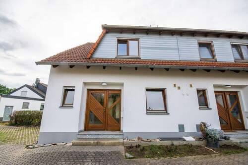 Der Hauseingang - 6 Zimmer Reihenendhaus zur Miete in Berg bei Neumarkt in der Oberpfalz
