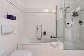 ... mit Badewanne und Dusche - 