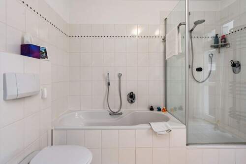 ... mit Badewanne und Dusche - 