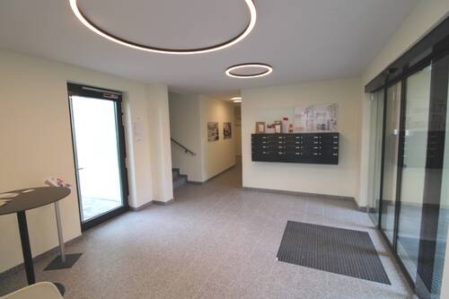 Hauseingang mit Briefkasten - 