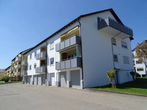 Rückansicht Garagen - 4 Zimmer Etagenwohnung in Villingen-Schwenningen
