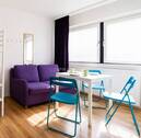 Wohnzimmer mit Balkon - 3 Zimmer Etagenwohnung zum Kaufen in Berlin