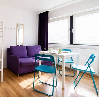 Wohnzimmer mit Balkon - 3 Zimmer Etagenwohnung zum Kaufen in Berlin