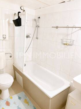 Badezimmer mit Badewanne - 