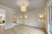 Schlafzimmer mit Schrank - 