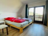 Schlafzimmer mit Zugang zum Balkon - 