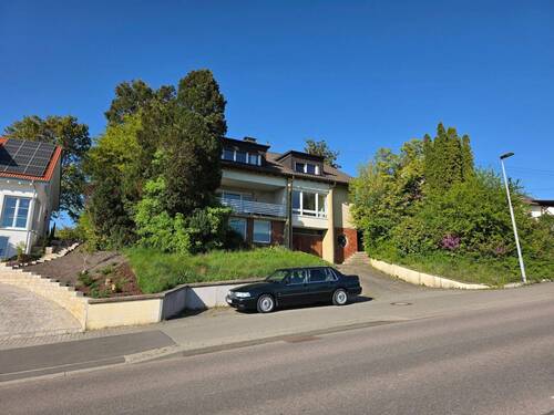 913 m² Haus mit Vorgarten bzw. Einfahrt - 8 Zimmer Mehrfamilienhaus, Wohnhaus zum Kaufen in Emmendingen