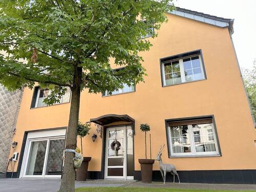 Fassade - 7 Zimmer Mehrfamilienhaus, Wohnhaus zum Kaufen in Mönchengladbach