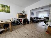 Eingangsbereich und Wohnzimmer - 2 Zimmer Etagenwohnung zur Miete in Solingen