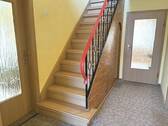 Flur mit Treppe ins DG - 