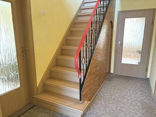 Flur mit Treppe ins DG - 