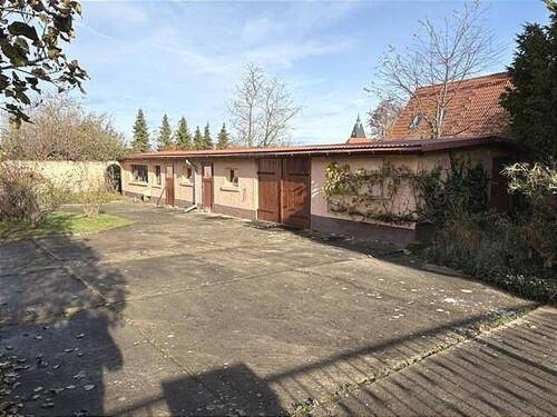 Garage und Nebengebäude - 
