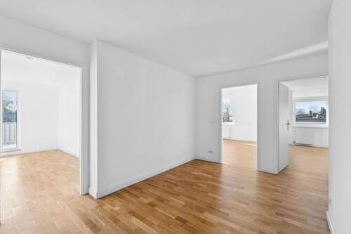 geräumiger Flur mit Platz für die Garderobe - 