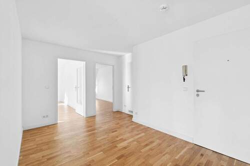 geräumiger Flur mit Kammer - 