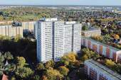 Luftbild Fassade Kienbergtower - Sofort bezugsfrei: Renovierungsbedürftige 4-Zimmer-ETW mit Stellplatz, Aufzug und Wintergarten