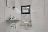 Separates 3,43 m² großes Gäste-WC mit Fenster - 