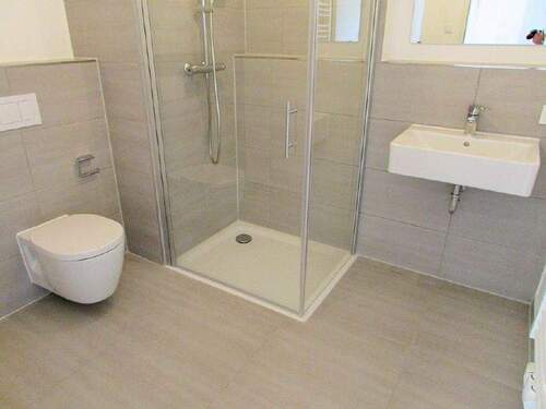 Badezimmer_Dusche - 4 Zimmer Etagenwohnung in Wolfsburg