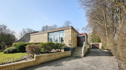Straßenansicht - OPEN HOUSE 16.08. 18:30-19:30 + ERBPACHT: Traumhaftes Grundstück mit Bungalow +