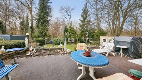 Terrasse mit Blick in den Garten - 4 Zimmer Mehrfamilienhaus, Wohnhaus in Hamburg
