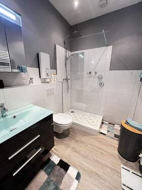 Bsp. Badezimmer - Mehrfamilienhaus, Wohnhaus in Mönchengladbach-Wickrath zum Kaufen