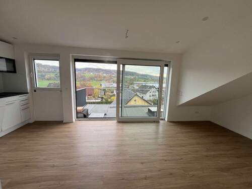 Wohnzimmer mit Südbalkon - 