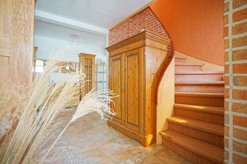 Eingangsbereich mit Treppenaufgang - 