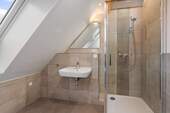Zweites Tageslichtbad (5,35m²) mit verglaster Eckdusche ... - 