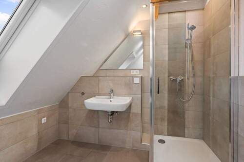 Zweites Tageslichtbad (5,35m²) mit verglaster Eckdusche ... - 