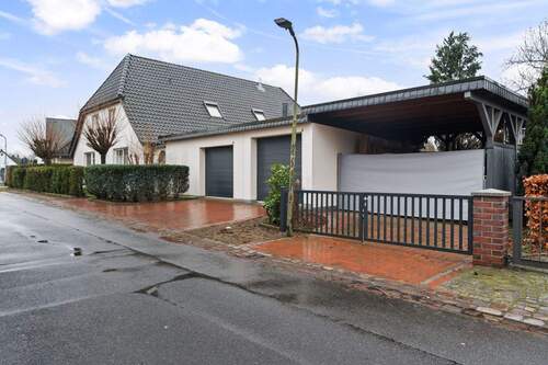 Doppelgarage + Carport (rechts). - 