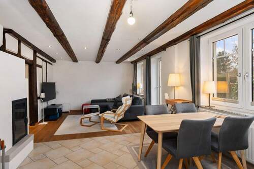 Gemütlicher Wohn- und Essbereich mit Zugang zur großen Sonnenterrasse. - 