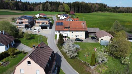 Gebäudeteil - Handwerkertraum: Doppelhaushälfte in Waldburg-Egg mit Alpenblick & 2 Garagen