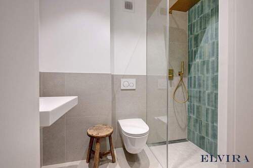 Elegantes Duschbad mit WC - 