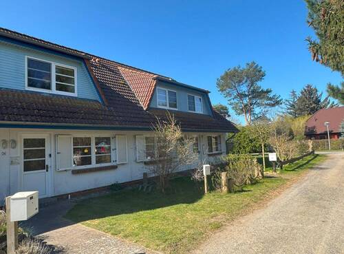 Hauseingang und Stellplatz - 