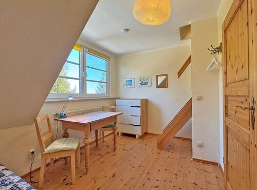 Schlafzimmer 2 im OG mit Zugang zum Spitzboden - 