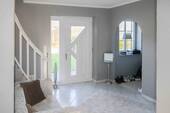 Eingangsbereich mit Garderobe und Gäste WC - 
