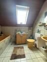 Bad mit Badewanne und Fenster - 