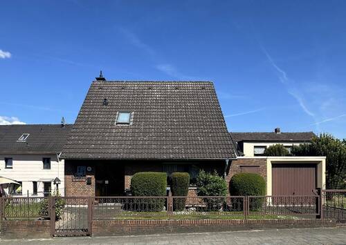 Ansicht mit Garage - 5 Zimmer Einfamilienhaus zum Kaufen in Mönchengladbach