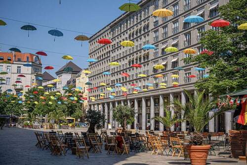 Platz mit Regenschirmen - 