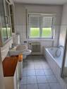 Bad mit Badewanne + Dusche - 