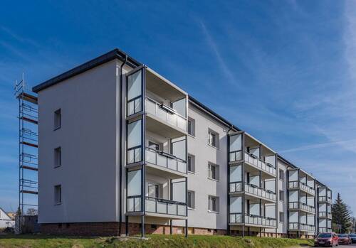 Außenansicht währen Bauphase - Frisch saniert: Barrierearme 3-Raum-Wohnung mit Balkon