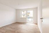 Wohnzimmer mit Zugang zum Balkon - 